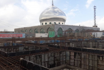 Participation in the construction of commercial buildings in the Islamic Unity Square of Famenin